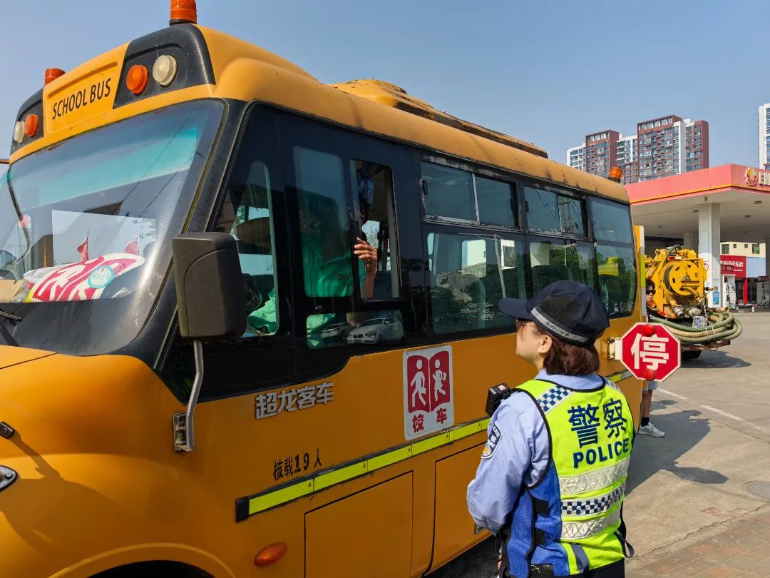 定安公安交警嚴(yán)把校車安全關(guān)，筑牢學(xué)生“安全路”！