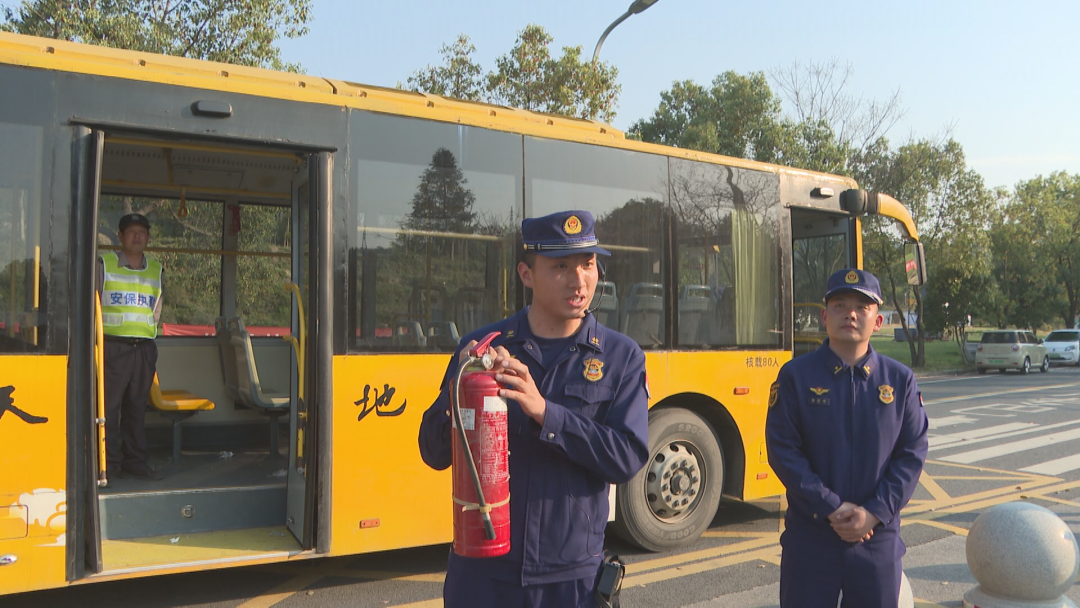 九華山舉行校車火警應(yīng)急逃生演練/ 九華山舉行校車火警應(yīng)急逃生演練