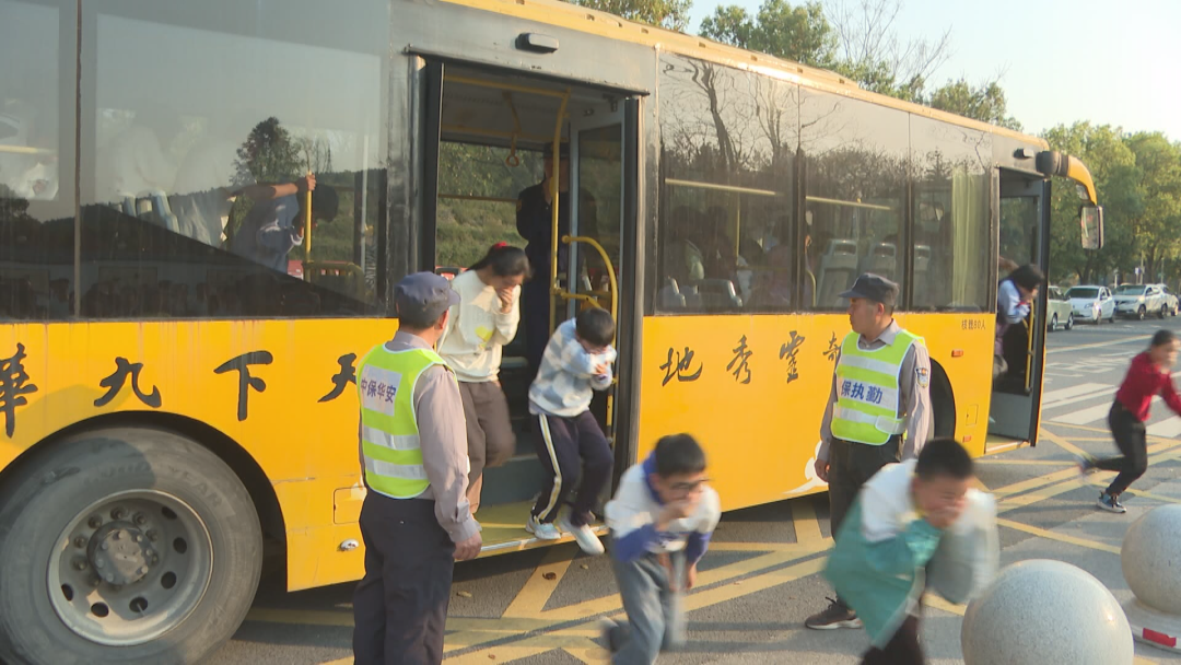九華山舉行校車火警應(yīng)急逃生演練/ 九華山舉行校車火警應(yīng)急逃生演練