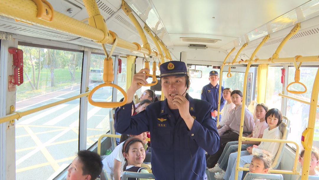 九華山舉行校車火警應(yīng)急逃生演練/ 九華山舉行校車火警應(yīng)急逃生演練