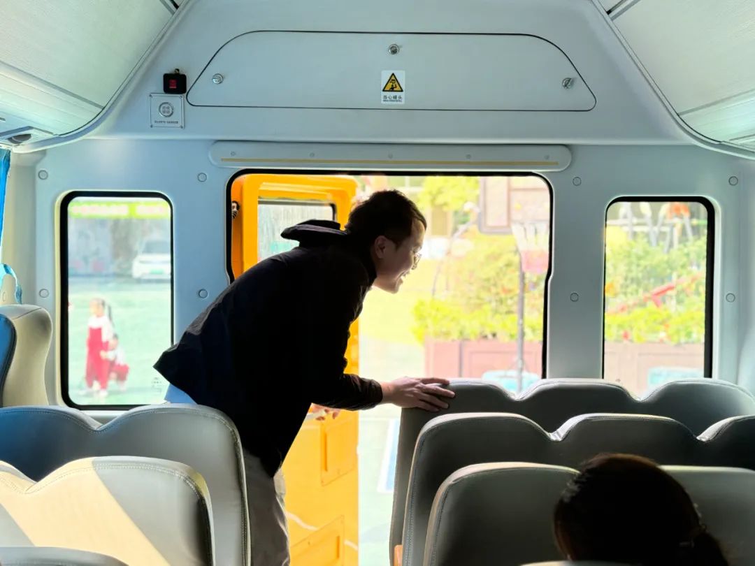 【安全演練】秋長(zhǎng)益華幼兒園“平安乘車，安全‘童’行”校車安全演練活動(dòng)