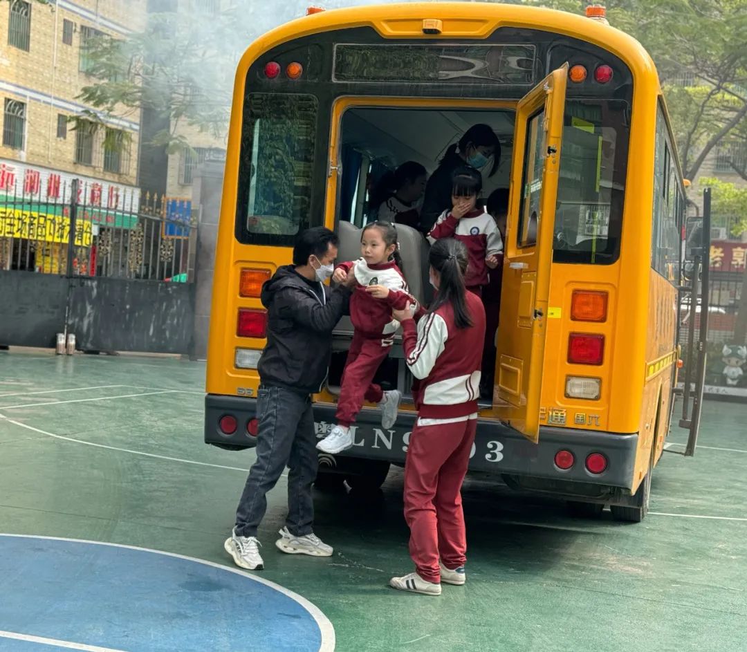 【安全演練】秋長(zhǎng)益華幼兒園“平安乘車，安全‘童’行”校車安全演練活動(dòng)