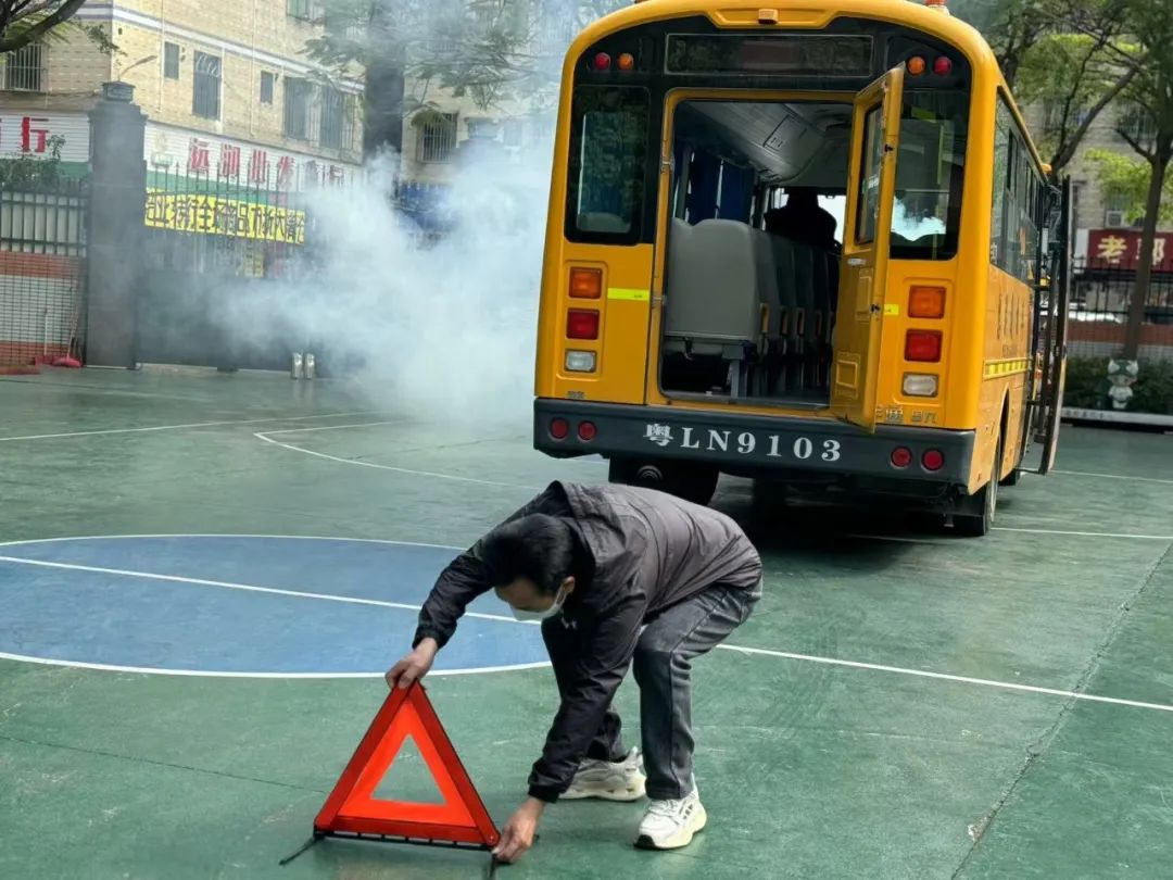 【安全演練】秋長(zhǎng)益華幼兒園“平安乘車，安全‘童’行”校車安全演練活動(dòng)