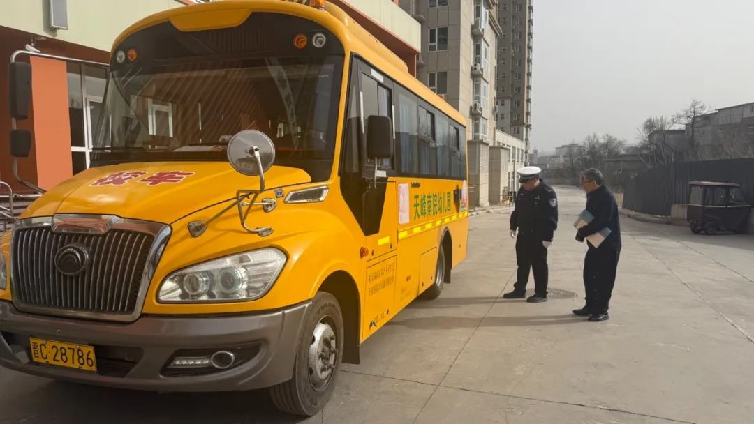 交警四大隊(duì)聯(lián)合高新區(qū)教育處深入轄區(qū)幼兒園開展校車安全專項(xiàng)檢查行動/ 圖片