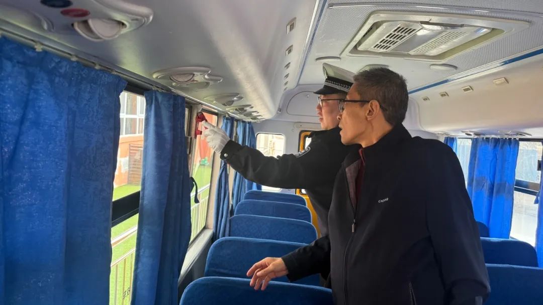 交警四大隊(duì)聯(lián)合高新區(qū)教育處深入轄區(qū)幼兒園開展校車安全專項(xiàng)檢查行動/ 圖片