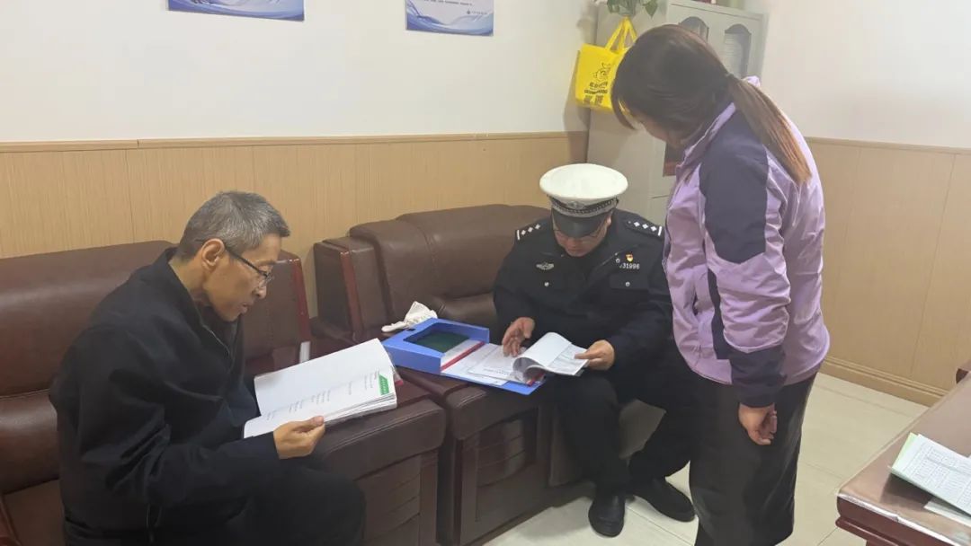 交警四大隊(duì)聯(lián)合高新區(qū)教育處深入轄區(qū)幼兒園開展校車安全專項(xiàng)檢查行動/ 圖片