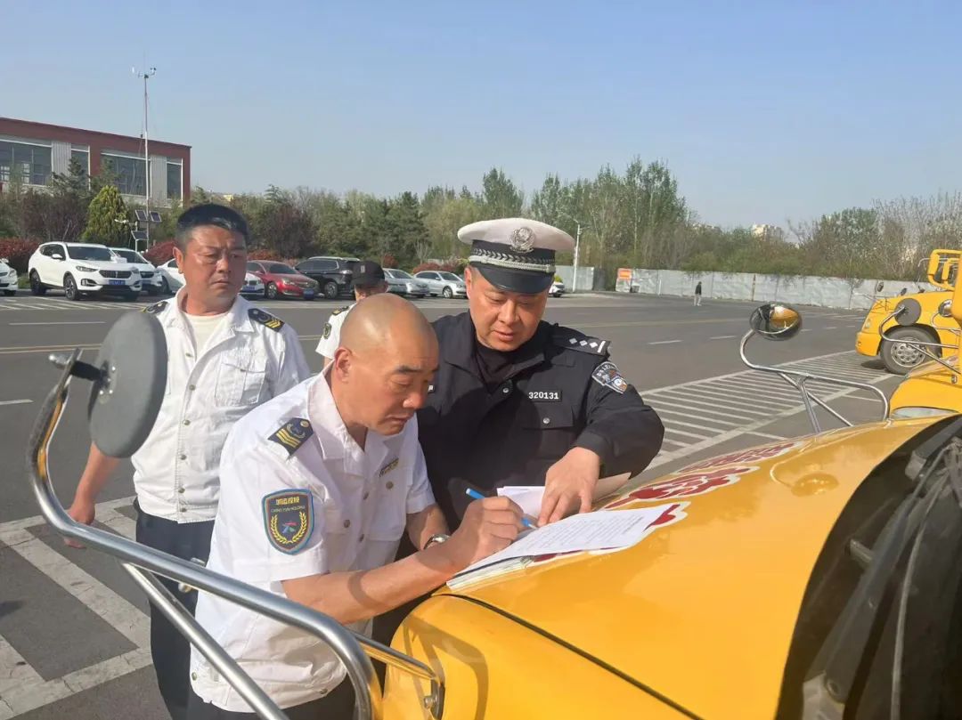 膠州交警嚴(yán)把校車安全→ 圖片