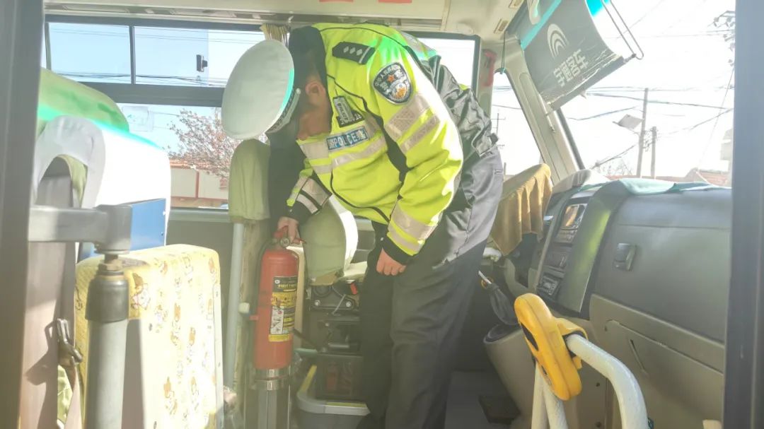 膠州交警嚴(yán)把校車安全→ 圖片