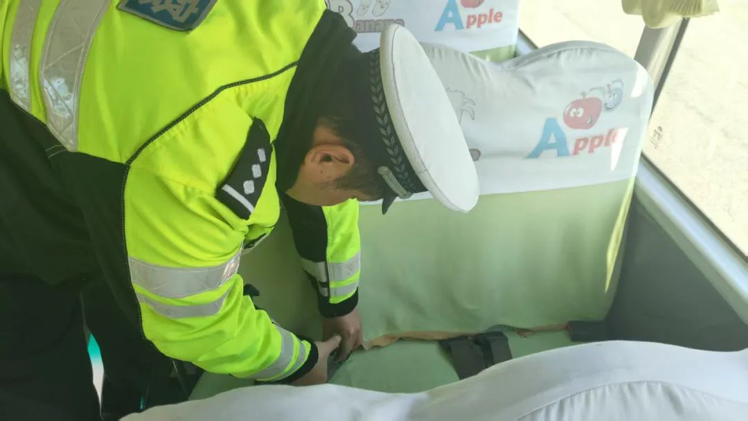 膠州交警嚴(yán)把校車安全→ 圖片