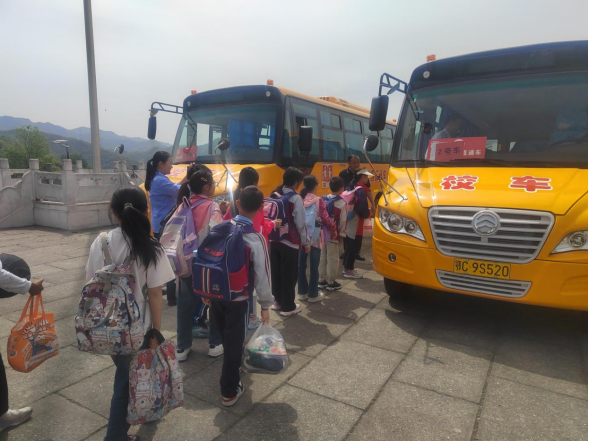 竹山縣上庸鎮(zhèn)“校園直通車”專線正式開通 開啟師生出行便捷新模式 圖片