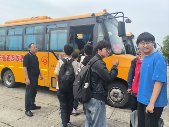 竹山縣上庸鎮(zhèn)“校園直通車”專線正式開通 開啟師生出行便捷新模式 圖片