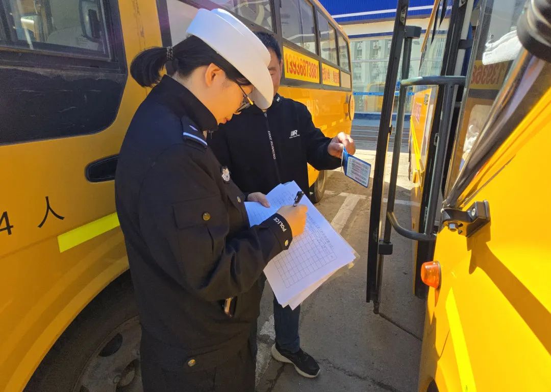 春季行動丨大慶交警聯(lián)合教育局開展校車專項(xiàng)安全檢查暨警示教育安全培訓(xùn)會/ 圖片