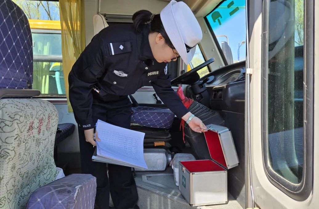 春季行動丨大慶交警聯(lián)合教育局開展校車專項(xiàng)安全檢查暨警示教育安全培訓(xùn)會/ 圖片