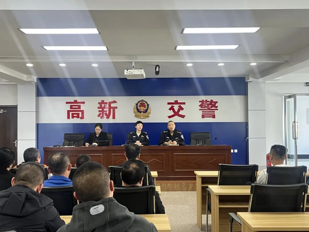春季行動丨大慶交警聯(lián)合教育局開展校車專項(xiàng)安全檢查暨警示教育安全培訓(xùn)會/ 圖片