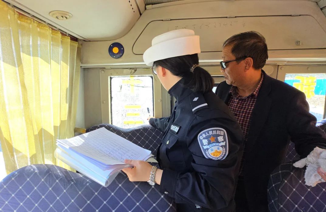 春季行動丨大慶交警聯(lián)合教育局開展校車專項(xiàng)安全檢查暨警示教育安全培訓(xùn)會/ 圖片