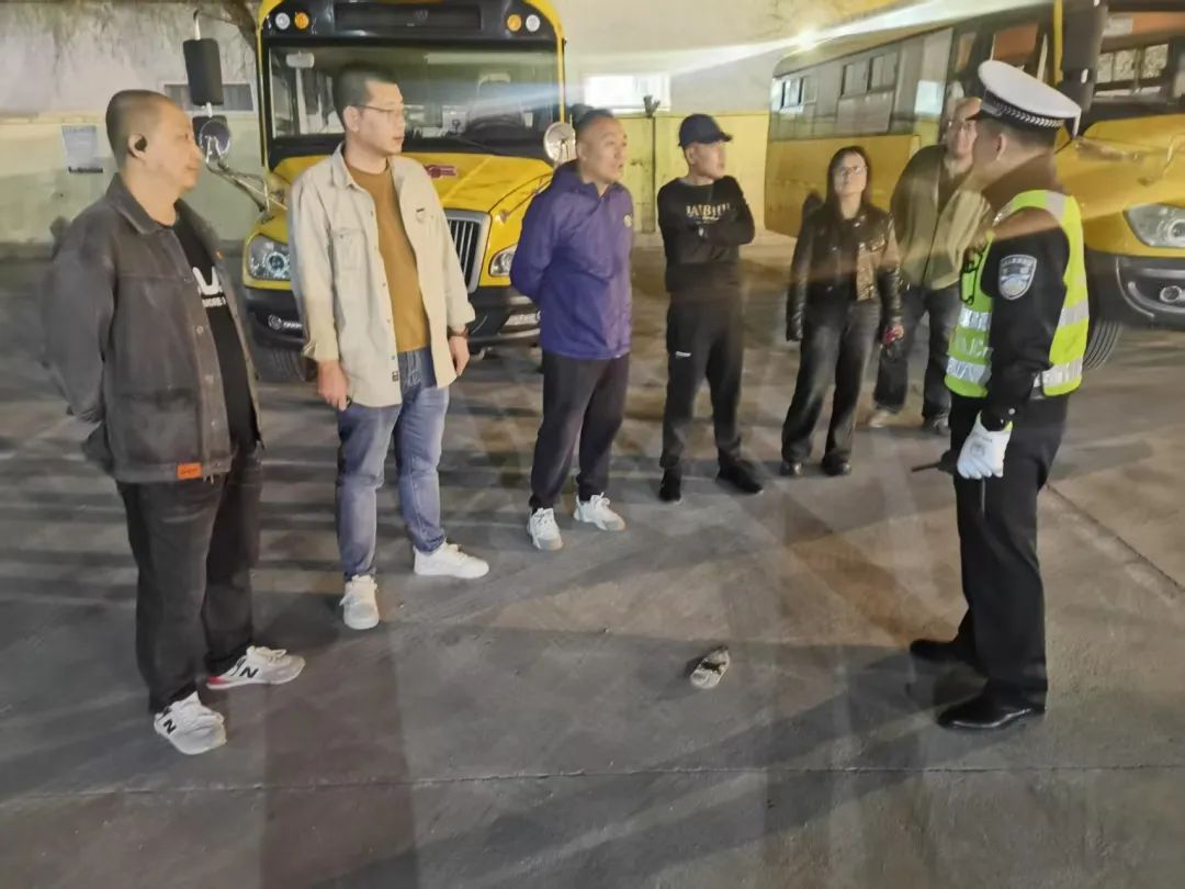 春季行動丨大慶交警聯(lián)合教育局開展校車專項(xiàng)安全檢查暨警示教育安全培訓(xùn)會/ 圖片