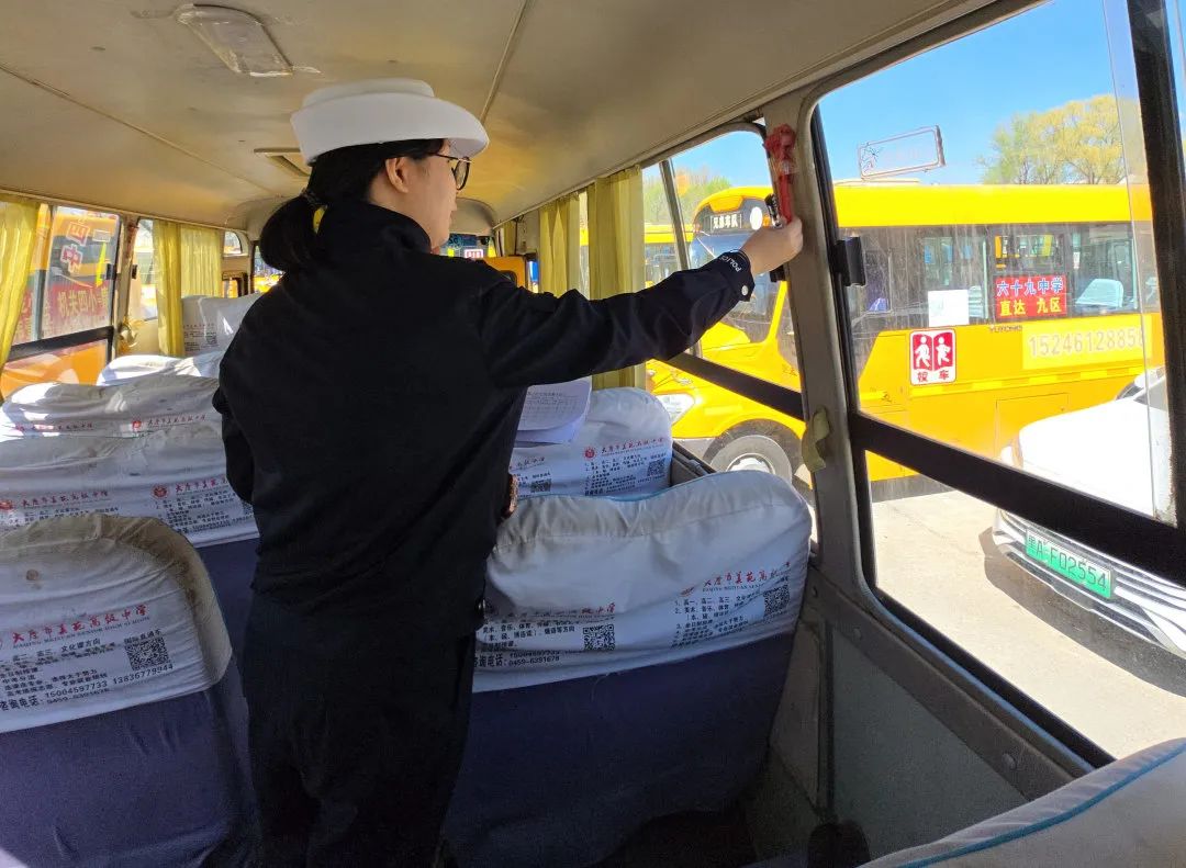 春季行動丨大慶交警聯(lián)合教育局開展校車專項(xiàng)安全檢查暨警示教育安全培訓(xùn)會/ 圖片