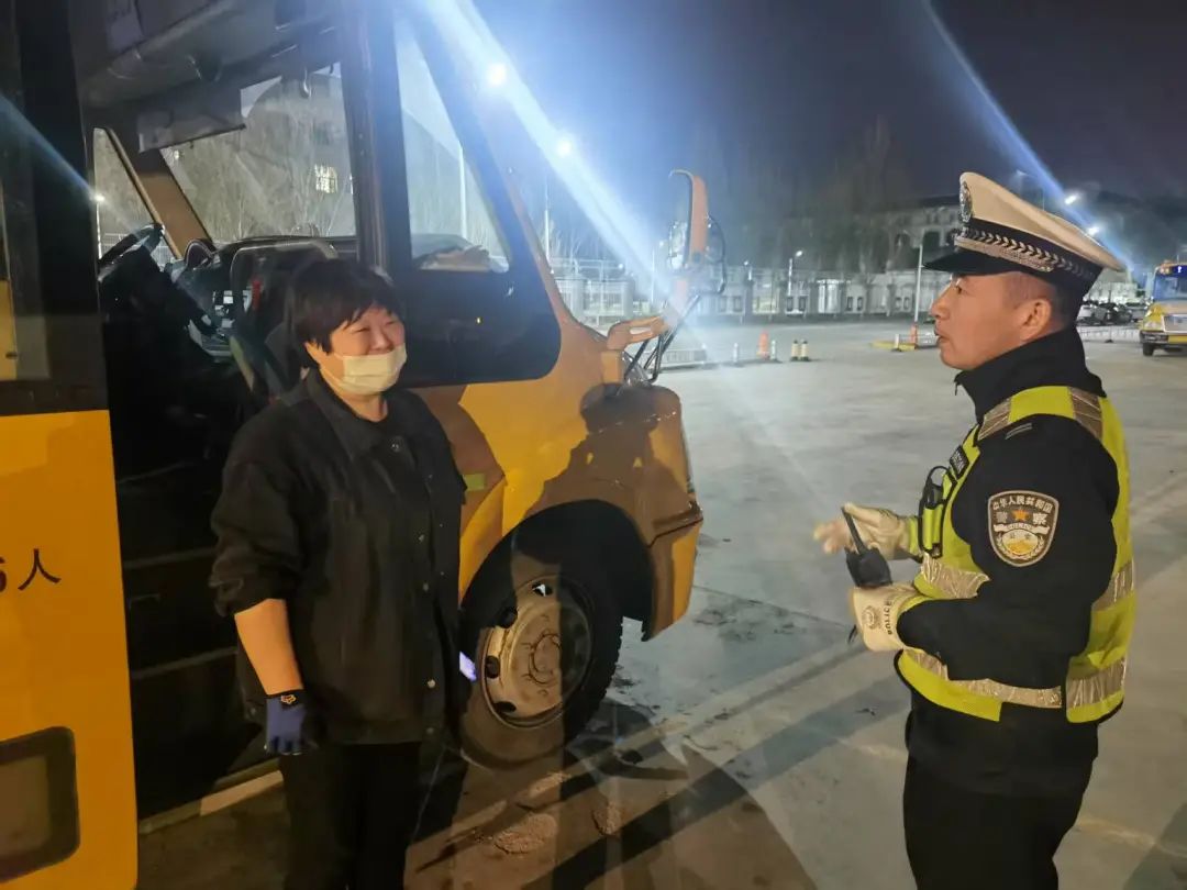 春季行動丨大慶交警聯(lián)合教育局開展校車專項(xiàng)安全檢查暨警示教育安全培訓(xùn)會/ 圖片