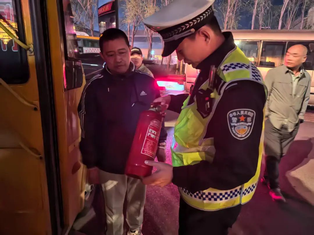 春季行動丨大慶交警聯(lián)合教育局開展校車專項(xiàng)安全檢查暨警示教育安全培訓(xùn)會/ 圖片