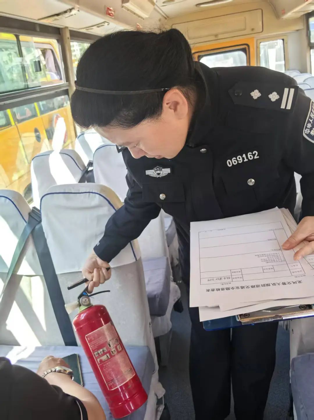 春季行動丨大慶交警聯(lián)合教育局開展校車專項(xiàng)安全檢查暨警示教育安全培訓(xùn)會/ 圖片