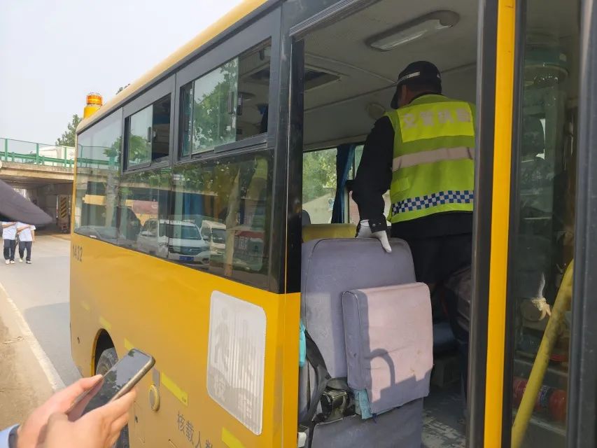 懷遠(yuǎn)交警對校車進(jìn)行安全檢查/ 圖片