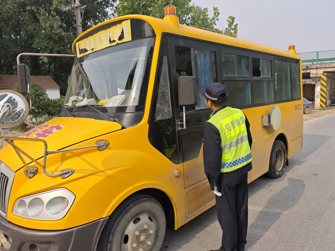 懷遠(yuǎn)交警對校車進(jìn)行安全檢查/ 圖片