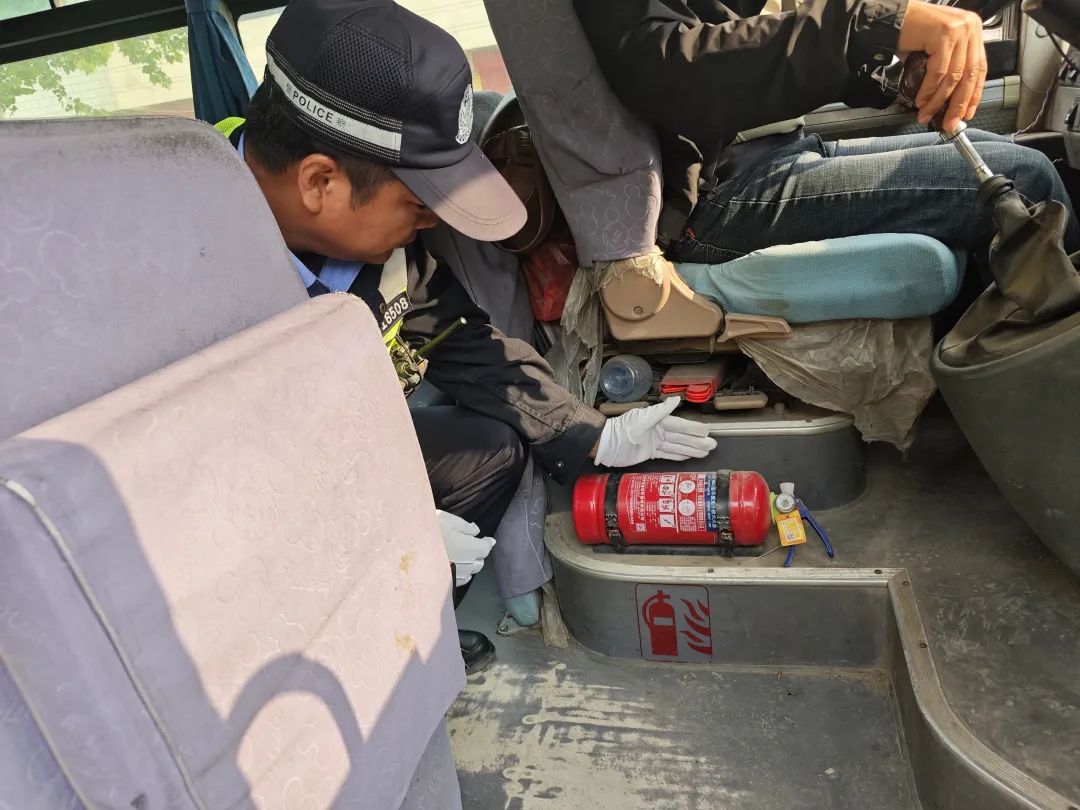 懷遠(yuǎn)交警對校車進(jìn)行安全檢查/ 圖片