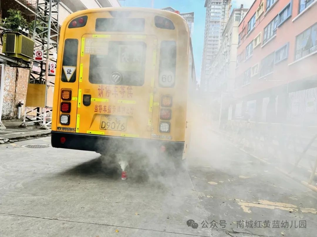 【筑牢安全防線 守護(hù)幼兒出行】——紅黃藍(lán)幼兒園校車安全應(yīng)急疏散演練