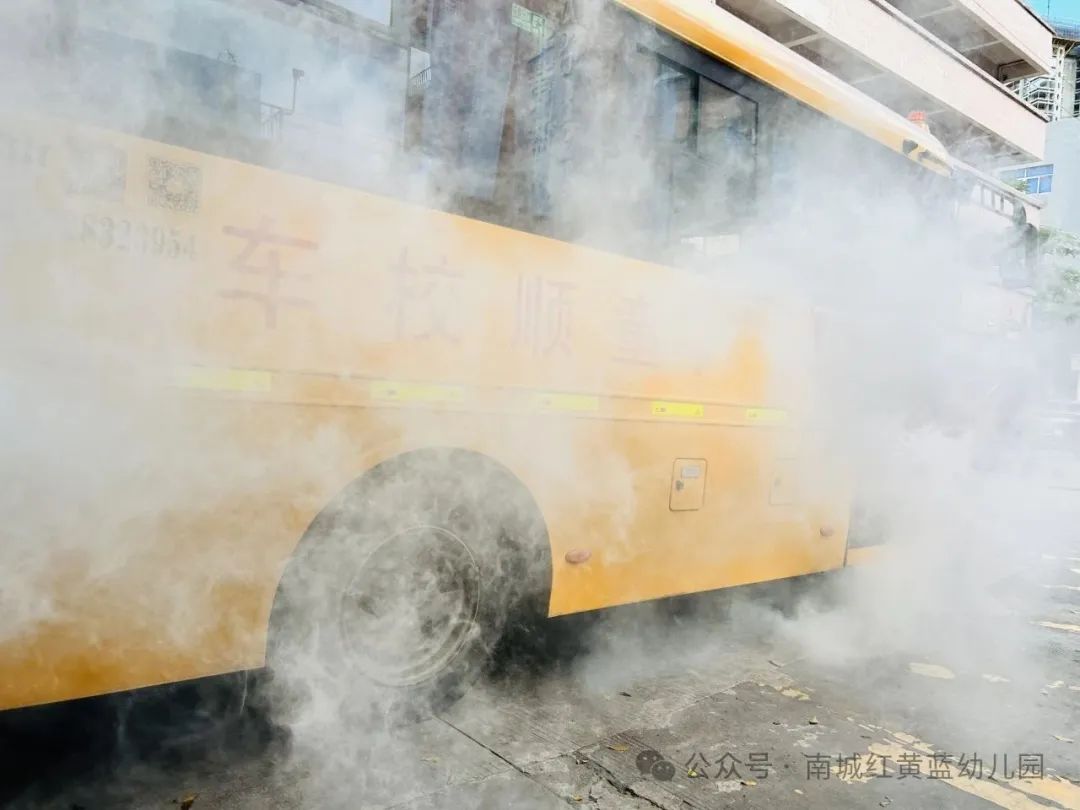 【筑牢安全防線 守護(hù)幼兒出行】——紅黃藍(lán)幼兒園校車安全應(yīng)急疏散演練