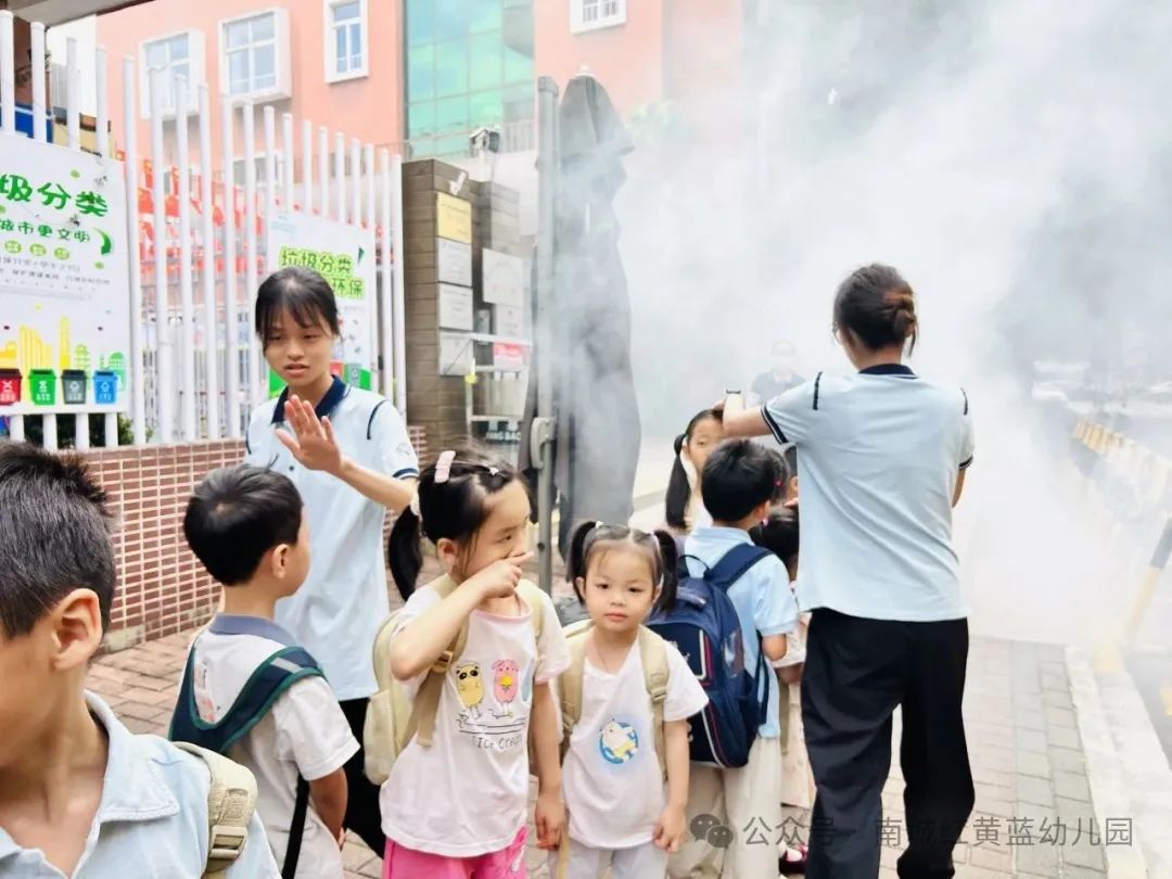 【筑牢安全防線 守護(hù)幼兒出行】——紅黃藍(lán)幼兒園校車安全應(yīng)急疏散演練