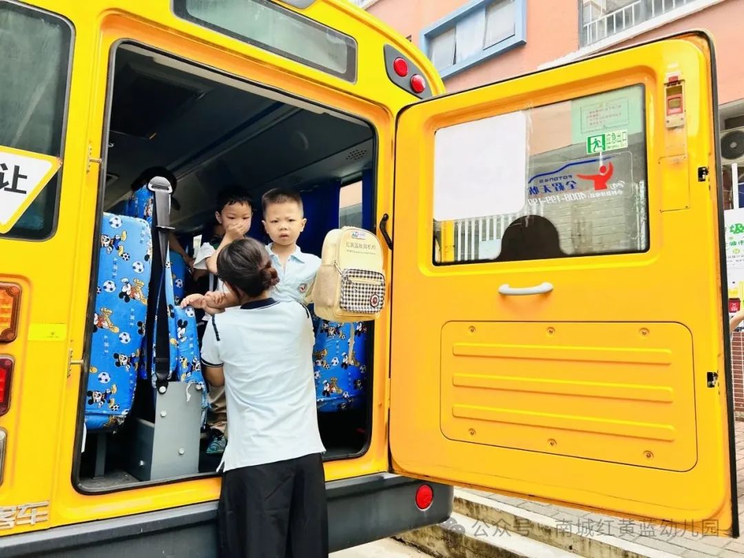 【筑牢安全防線 守護(hù)幼兒出行】——紅黃藍(lán)幼兒園校車安全應(yīng)急疏散演練