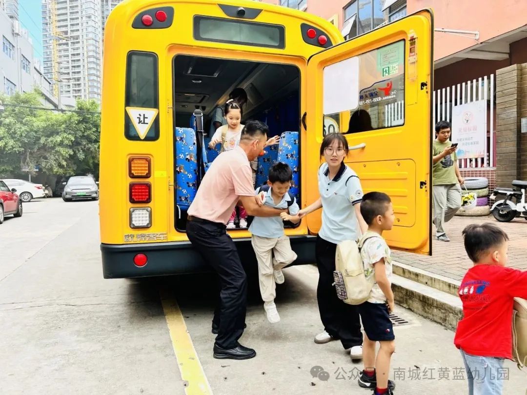 【筑牢安全防線 守護(hù)幼兒出行】——紅黃藍(lán)幼兒園校車安全應(yīng)急疏散演練