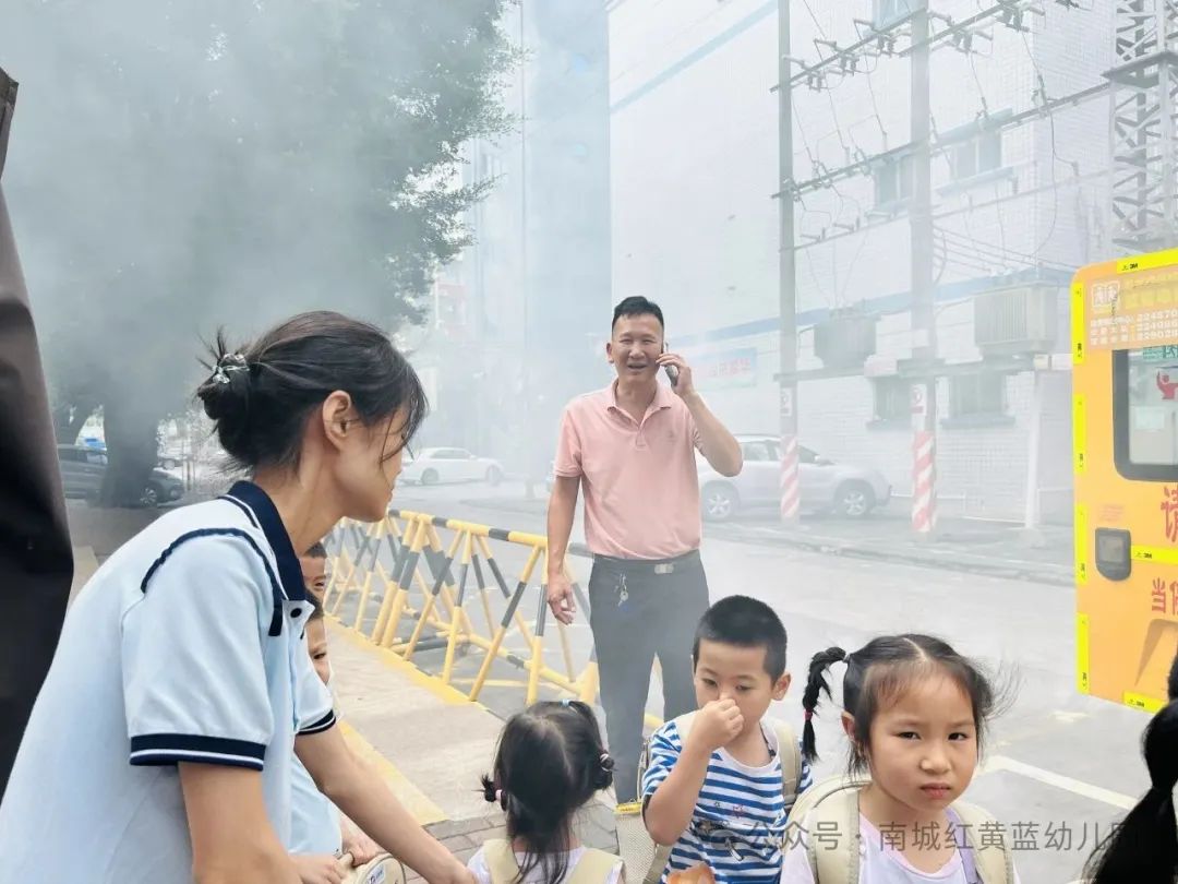 【筑牢安全防線 守護(hù)幼兒出行】——紅黃藍(lán)幼兒園校車安全應(yīng)急疏散演練