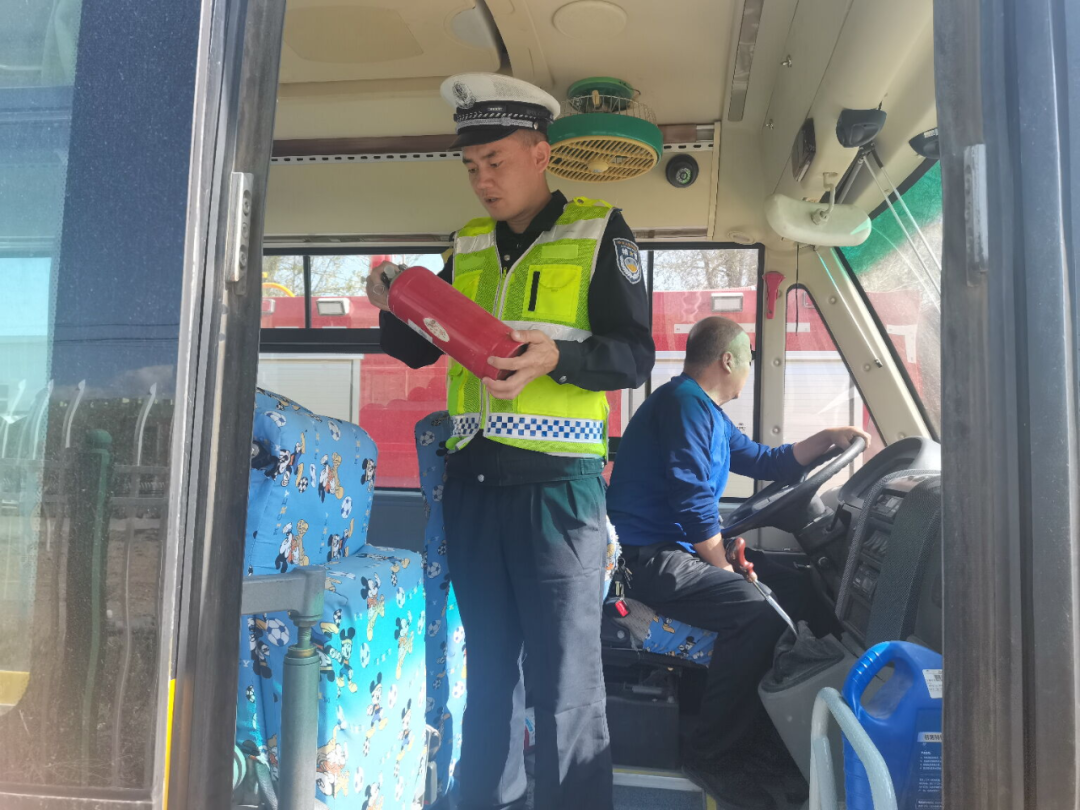 紅山交警中隊(duì)深入學(xué)校持續(xù)開(kāi)展校車(chē)安全隱患檢查工作/ 圖片