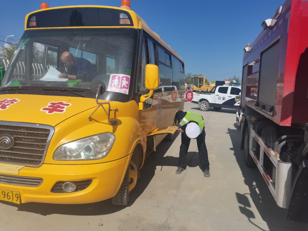 紅山交警中隊(duì)深入學(xué)校持續(xù)開(kāi)展校車(chē)安全隱患檢查工作/ 圖片