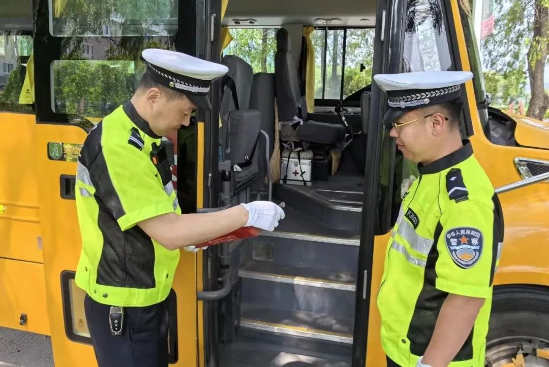 大海林分局交警大隊(duì)開展校車安全檢查工作為校園安全“加碼” 大海林分局交警大隊(duì)開展校車安全檢查工作為校園安全“加碼”