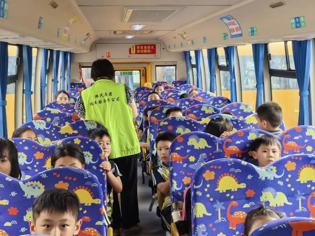 聚焦安全，守護(hù)校園——紫南小學(xué)校車安全應(yīng)急疏散演練