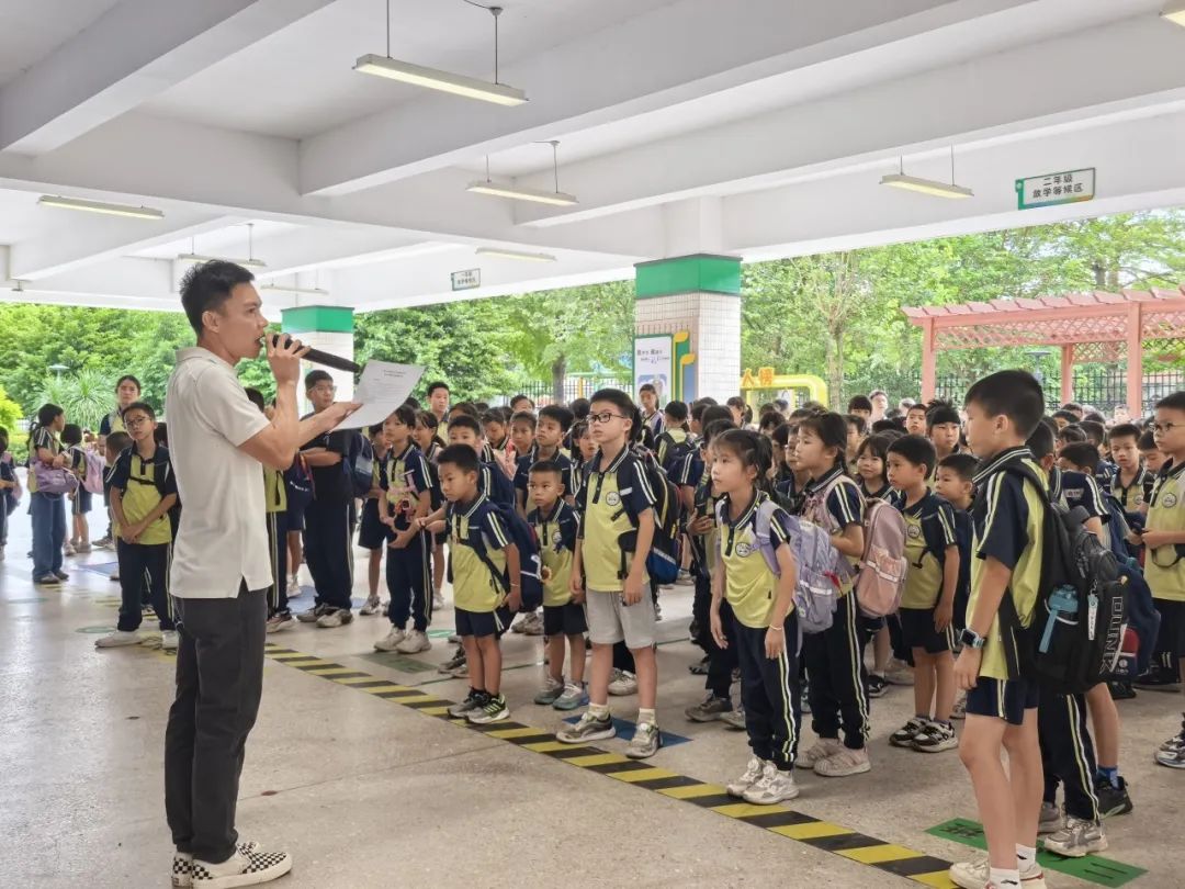 聚焦安全，守護(hù)校園——紫南小學(xué)校車安全應(yīng)急疏散演練
