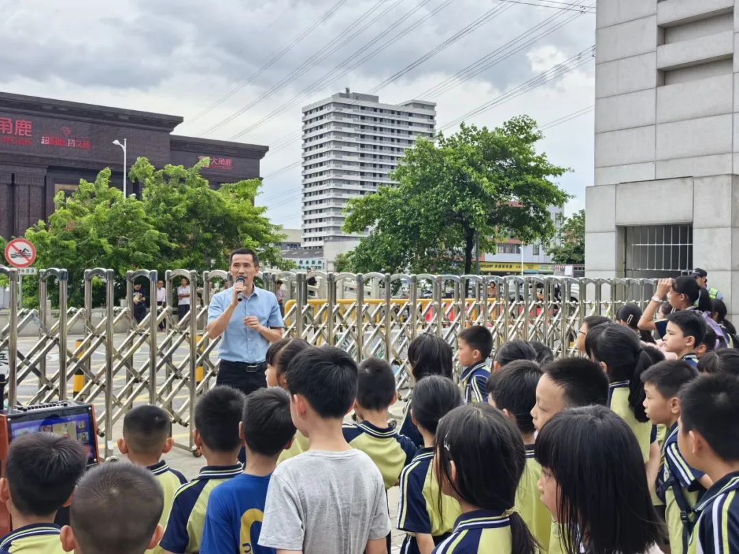 聚焦安全，守護(hù)校園——紫南小學(xué)校車安全應(yīng)急疏散演練