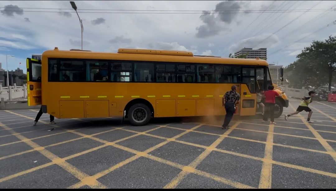 聚焦安全，守護(hù)校園——紫南小學(xué)校車安全應(yīng)急疏散演練