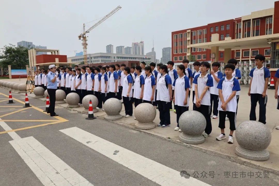 吹響“平安哨” 嚴把“安全關(guān)” 讓校車“跑”得更安全！