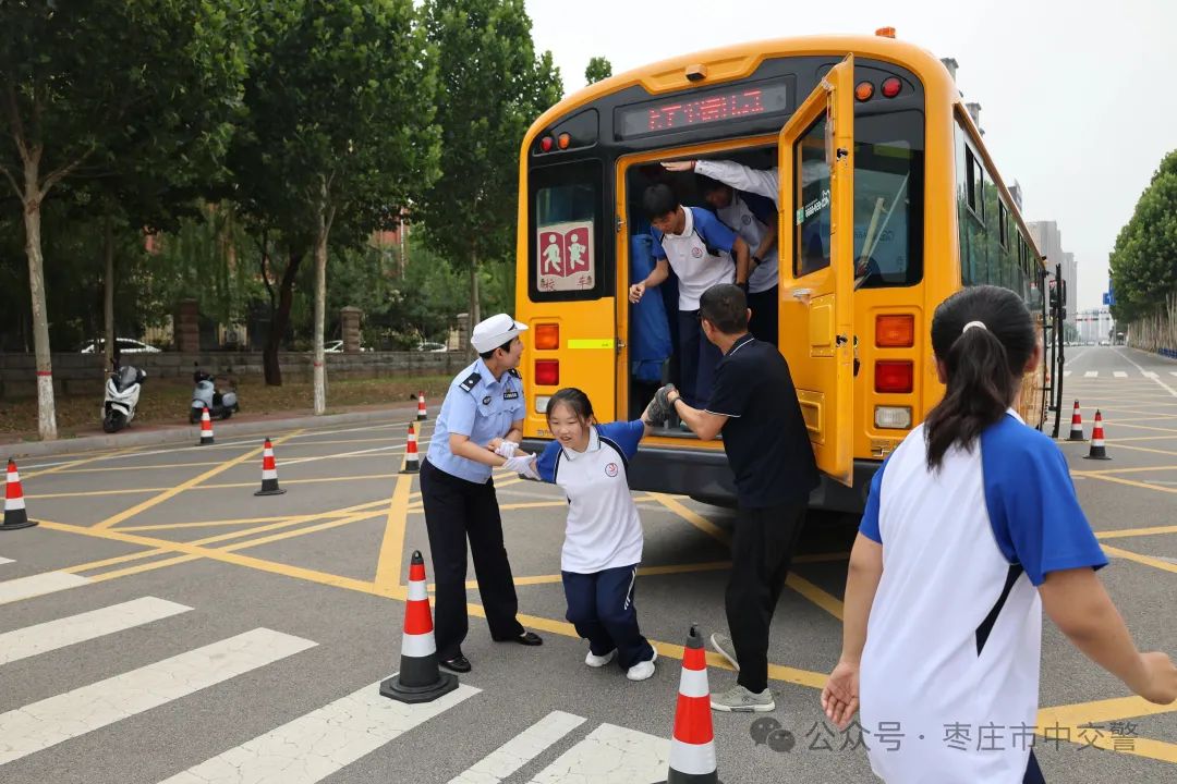 吹響“平安哨” 嚴把“安全關(guān)” 讓校車“跑”得更安全！