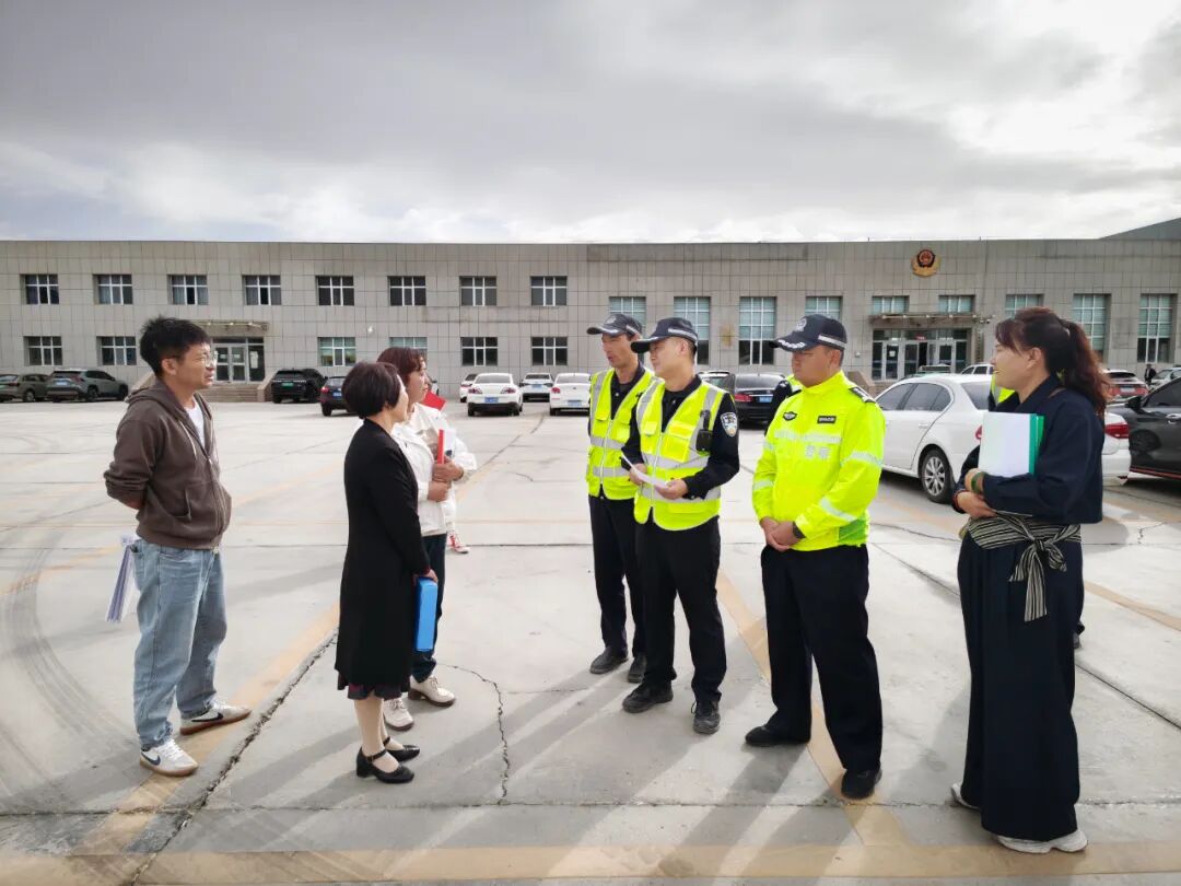格爾木交警:三方聯(lián)動(dòng)查校車隱患 織密學(xué)子出行“安全網(wǎng)” 圖片