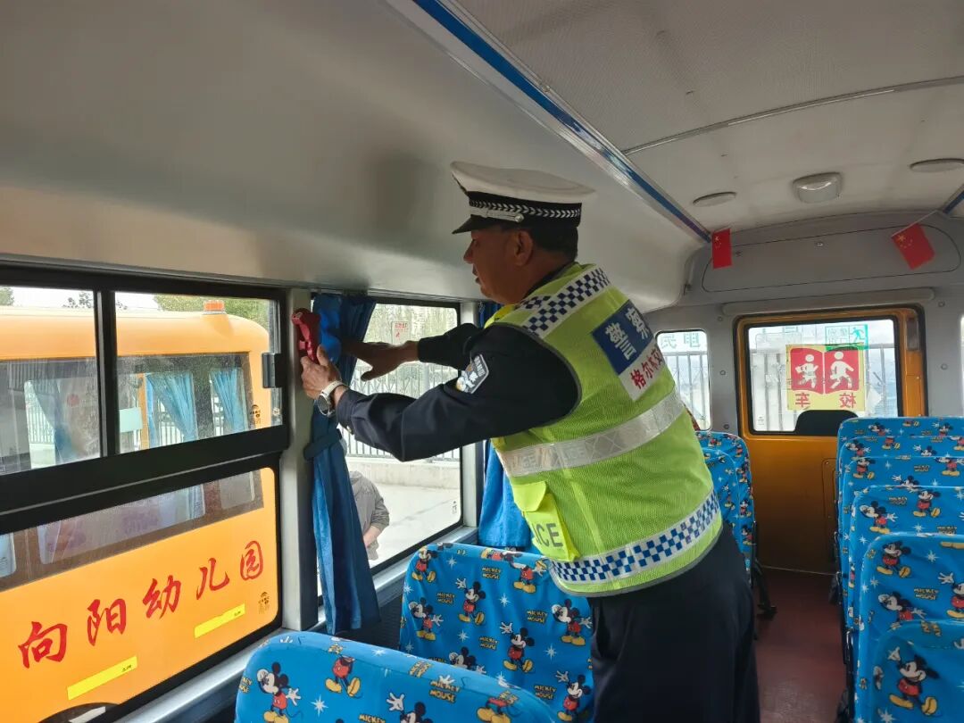 格爾木交警:三方聯(lián)動(dòng)查校車隱患 織密學(xué)子出行“安全網(wǎng)” 圖片