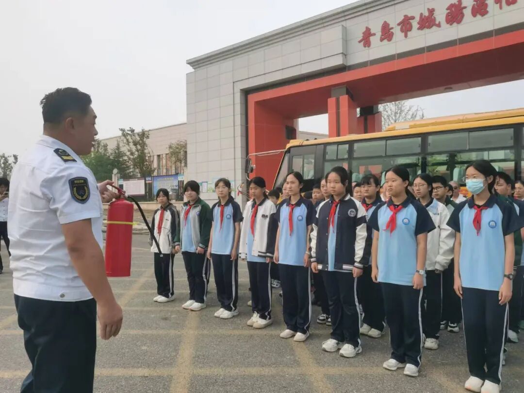 【全環(huán)境立德樹人】筑牢安全防線 守住生命紅線——城陽(yáng)區(qū)怡海中學(xué)開展校車消防安全應(yīng)急演練 【全環(huán)境立德樹人】筑牢安全防線 守住生命紅線——城陽(yáng)區(qū)怡海中學(xué)開展校車消防安全應(yīng)急演練