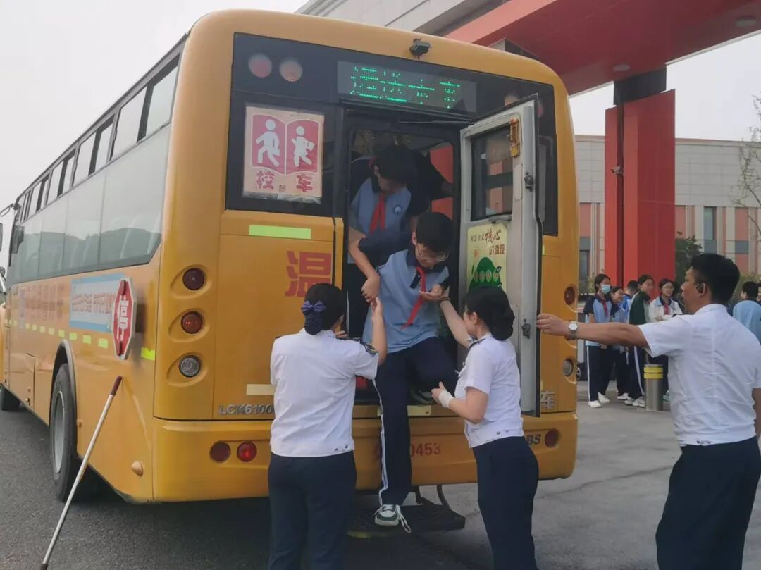 【全環(huán)境立德樹人】筑牢安全防線 守住生命紅線——城陽(yáng)區(qū)怡海中學(xué)開展校車消防安全應(yīng)急演練 【全環(huán)境立德樹人】筑牢安全防線 守住生命紅線——城陽(yáng)區(qū)怡海中學(xué)開展校車消防安全應(yīng)急演練