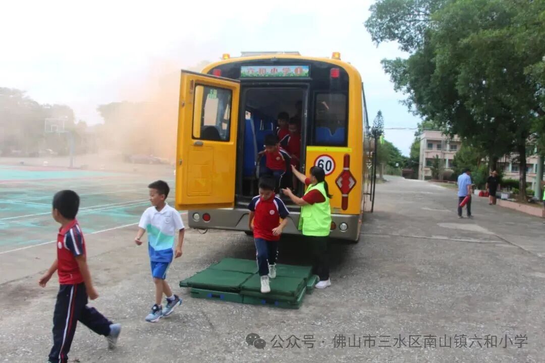 快樂乘車，安全同行——南山鎮(zhèn)六和小學2025—2026學年校車消防逃生演練