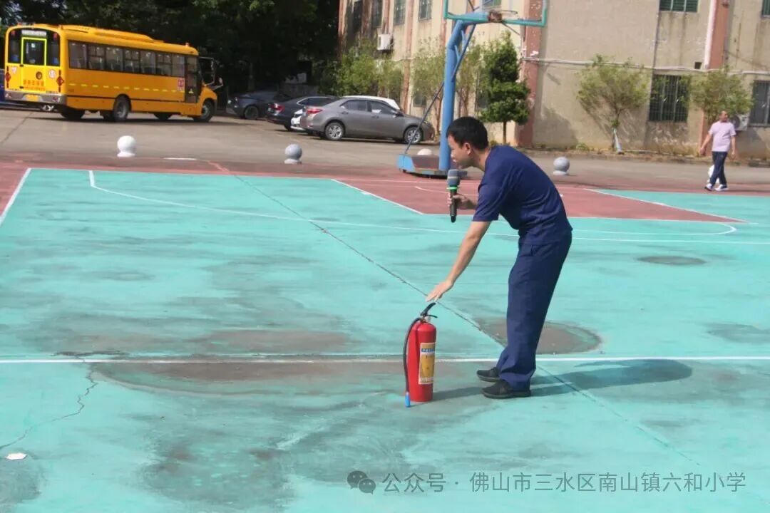 快樂乘車，安全同行——南山鎮(zhèn)六和小學2025—2026學年校車消防逃生演練