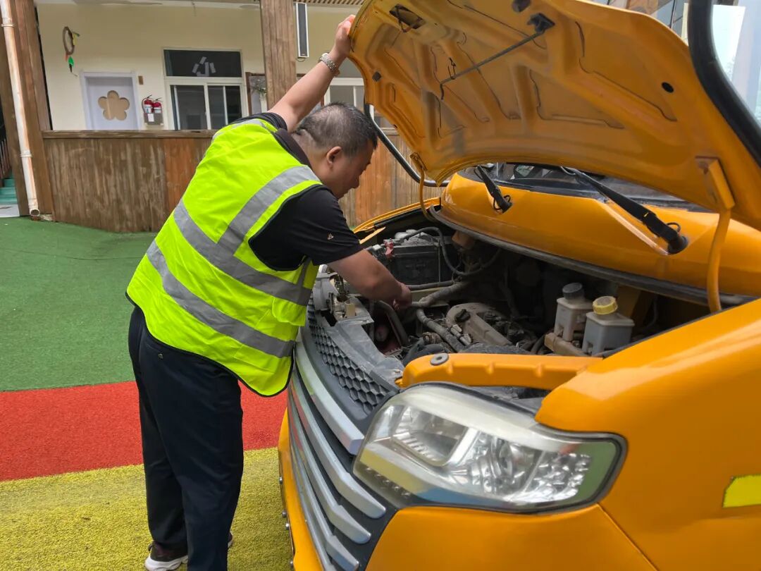 筑牢校車安全，守護(hù)成長(zhǎng)之路——花兒朵朵幼兒園2025年秋季校車安全應(yīng)急疏散演練