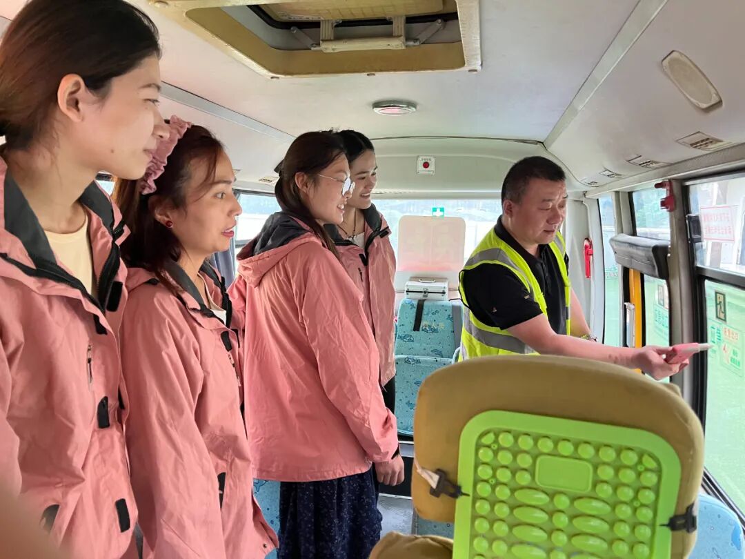 筑牢校車安全，守護(hù)成長(zhǎng)之路——花兒朵朵幼兒園2025年秋季校車安全應(yīng)急疏散演練